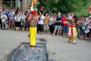 Sri-Lanka-Barfusslaufen-auf-glühenden-kohlen