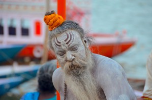 Indiene - Land und Menschen, Sadhu während Aarti, Varanasi