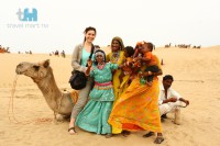 Yana Fetova beim Kamelritt in der Wüste Thar, Rajasthan, Indien
